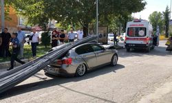 Lüks araç, tonlarca demirin altında kaldı: 2 yaralı