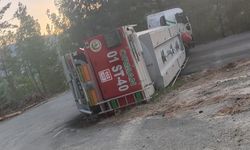 Orman yangını sırasında  su tankeri devrildi