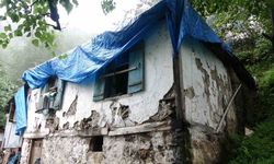 Şehit oğlundan ayrılmamak için harabe evde yaşam mücadelesi veriyor