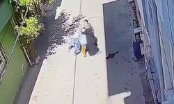 Sokak ortasında  3 kadın, kucağında çocuğu olan anneyi tekme tokat dövdü
