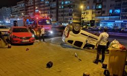 Takla atan hafif ticari araç park halindeki 2 otomobile çarptı