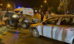 Tofaş otomobil ortadan büküldü: 3 yaralı