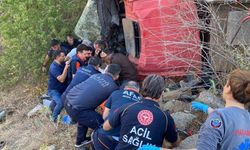 Yangına giden itfaiye aracı şarampole yuvarlandı.