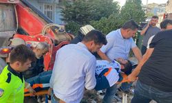 Yokuşta aşağı inerken kontrolden çıkan iş makinesi dehşet saçtı