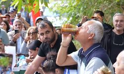 2 dakikada 1 kilogram bal yedi izleyenleri hayrete düşürdü