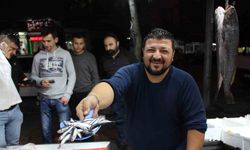 Balıkçı ile kasabın esprili "indirim" kapışması vatandaşa yaradı