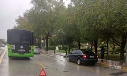 Belediyeye ait otobüslerden biri bozuldu diğeri kaza yaptı