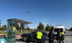 Çarpışan otomobilden birisi durağa daldı