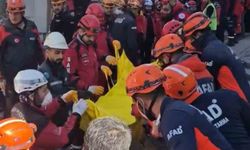 Çöken binanın enkazından 2 kişinin cansız bedeni çıkarıldı