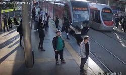 Genç kızı tramvayın altında kalmaktan kurtardı