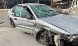 Hurdaya dönen otomobilden sağ çıktı
