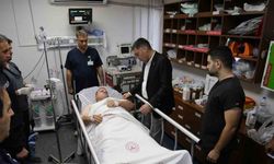 Nöbet tutan polise bıçakla saldırdı