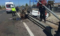 Takla atan otomobil direğe ve bariyerlere çarptı