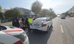 Tırın çarptığı otomobil metrelerce sürüklendi