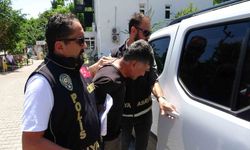 Eşini boğazından bıçaklayarak ağır yaraladı