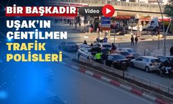 Uşak’ta centilmen trafik polisleri arızalı araca yardım etti