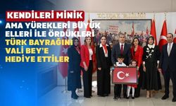Minik Eller Cumhuriyet Aşkıyla Ördü Uşak Valisi’ne Hediye Etti