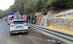 Yem yüklü tır kontrolden çıkarak devrildi