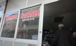 15 yıldır ayakkabı tamirciliği yaparak ailesini geçindiriyor