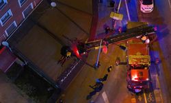 2'nci kattan kafenin tentesine düştü