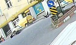 Akıl almaz kaza: Sinyali koluyla verince motosikletliyi yere düşürdü