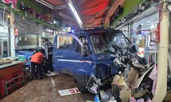 Araç pazara daldı: 2 ölü, 18 yaralı