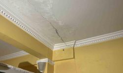 Bir binanın kolonları çatladı: Aileler korkuyla evi tahliye etti