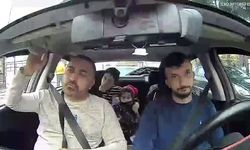 Böcek ailesinin taksideki görüntüleri araç içi kamerasına yansıdı