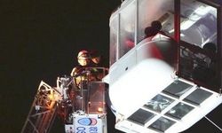 Dönme dolapta mahsur kalan 20 kişi, 9 saatlik operasyonla kurtarıldı