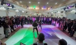 Düğün günü acı veren oyun: birbirlerinin sırtına vurdular