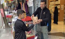 Dükkan önü kalabalık görünsün diye 20 kilo mısır dağıtıyorlar