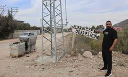 Evinin yanına çöp atanlardan bıktı, "Buraya çöp atan şer*fs*zdir" yazılı tabela astı