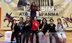Güreşçi kızlar madalyaları topladı