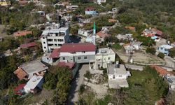 İnşa edilen caminin altından 6 metre genişliğinde yol geçiyor