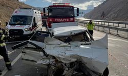 Kamyona çarpan otomobil hurdaya döndü; 1 ölü