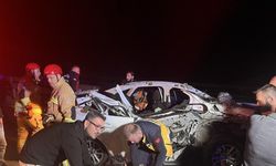 Kamyonete çarpan otomobil hurdaya döndü: 1 ölü, 2 yaralı