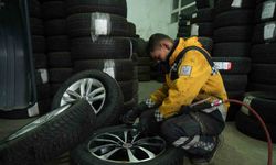 Köpeklerin saldırdığı tavuk oto lastikçiye sığındı