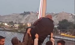 Köprüden atlamak isteyen şahsı yoldan geçenler engelledi