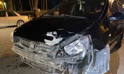 Motosiklet ile otomobil çarpıştı: 2 kişi yaralandı