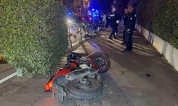 Motosiklet yayaya çarptı: 3 kişi ağır yaralandı