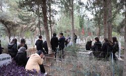 Öğrenciler vefat eden öğretmenlerini unutmadı