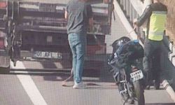Otoyolda tehlikeli yolculuk: Benzini biten motosikleti kamyonla çektiler