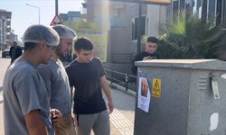 Sokakta "Kızlarınızı bu adamdan uzak tutun" yazılı afişler ortalığı karıştırdı