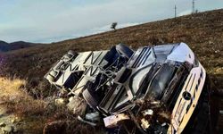 Yolcu otobüsü kontrolden çıkarak devrildi: 2 ölü, 21 yaralı