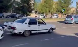 Yolda kalan Fiat Tofaş’ı, başka bir aracın kaputuna çıkıp ayakları ile ittirdiler