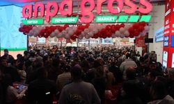 Denizli'de bir marketin indirimli açılışı geceden sabaha kuyruk oluşturdu
