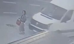 Dolmuş bekleyen kadın minibüsün altında kaldı
