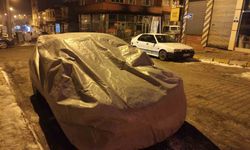 Dondurucu soğuklara karşı araçları battaniyeye sardılar