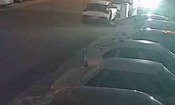 Fırtınada harekete geçen çöp konteyneri, iki otomobilin arasında durdu