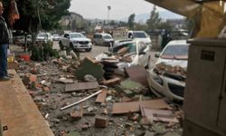 Fırtınada yıkılan duvar 3 araca ve 1 motosiklet zarar verdi